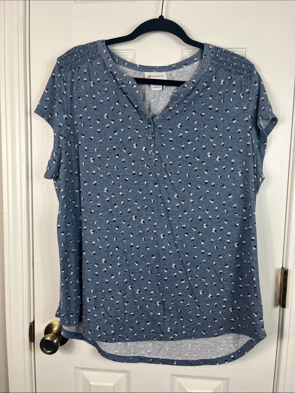 Liz Claiborne blueish/grey cap sleeved top size XL. Flowers, 70% rayon.